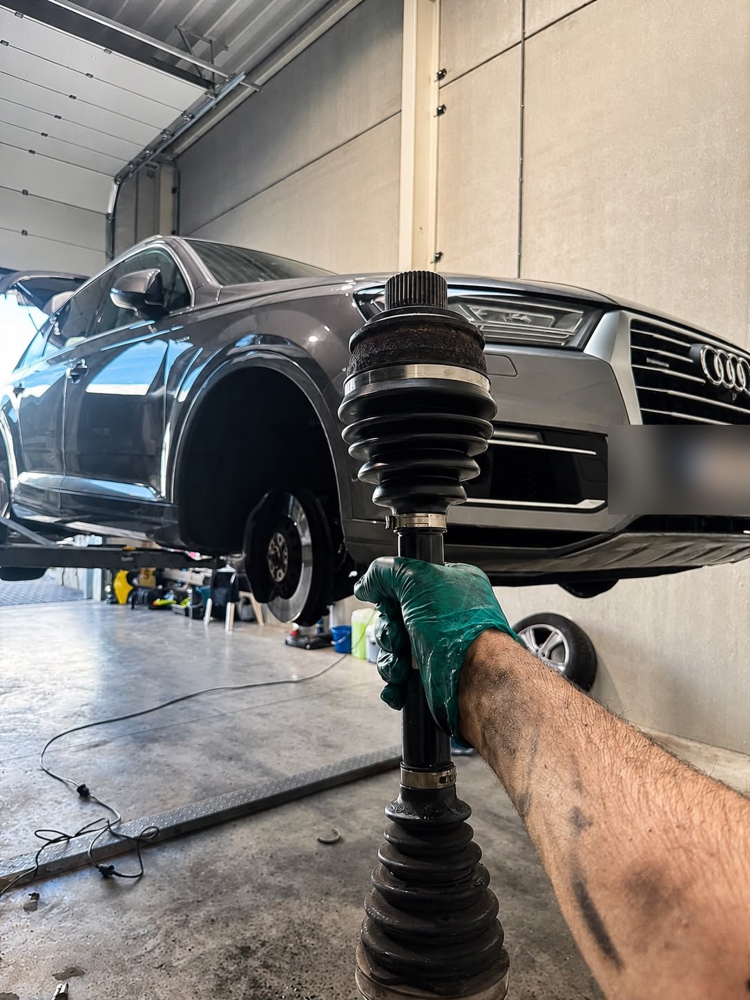 Audi Q7 hybride aandrijfashoezen vervangen beide kanten