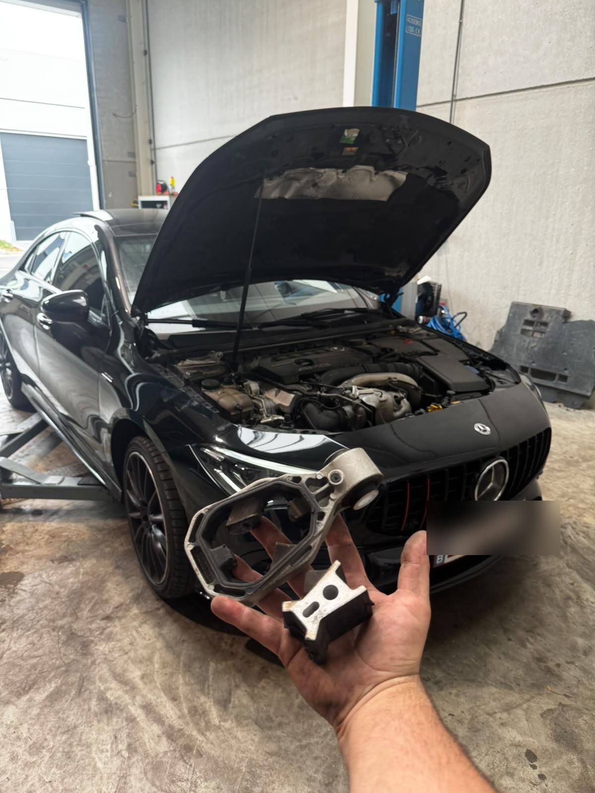 Mercedes CLA 35 AMG motorsteun vervangen