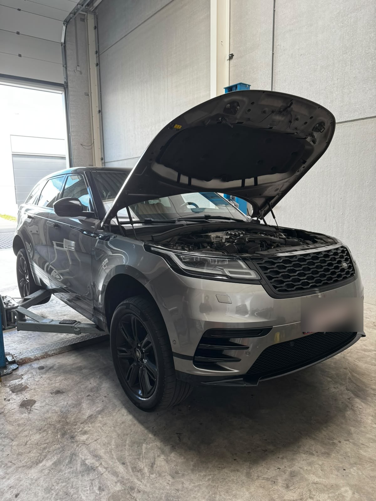 Range Rover Velar groot onderhoud en remblokken/remschijven achteraan